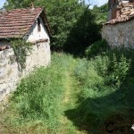 Пътеката за водопада минава между къщите село Пещера
